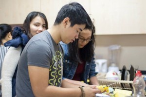 Sinh viên chúng mình cùng giúp đỡ nhau chuẩn bị cho bữa liên hoan cuối năm